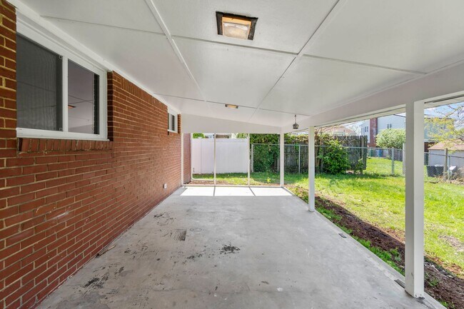 Building Photo - AVAILABLE NOW!! Fully RENOVATED 3-bedroom in CASTLE SHANNON!