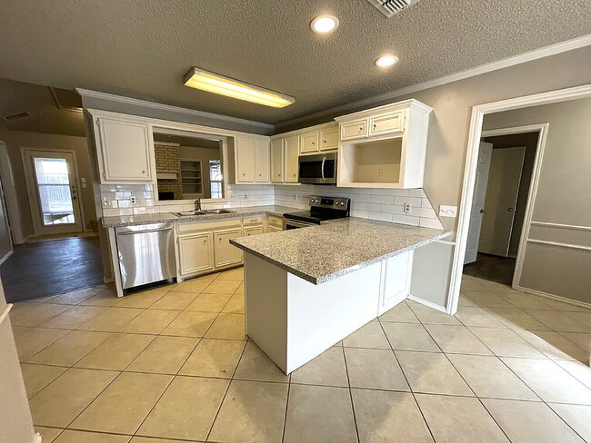 Building Photo - Large, Recently Remodeled 3/22 Right Across from North Ridge Elementary!
