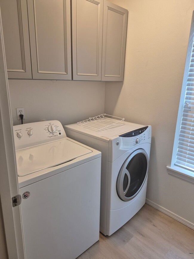 Building Photo - Great Townhouse in Arbor Station