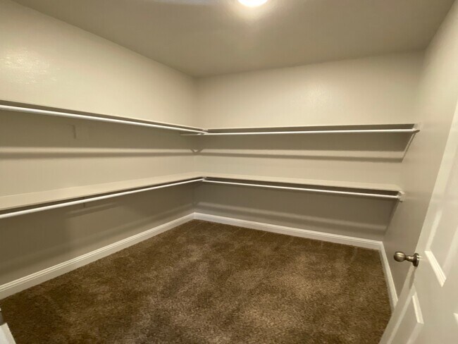 Building Photo - 2211 Henry St