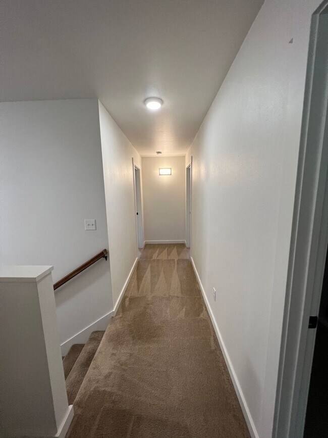 Building Photo - 4.5 Bathrooms ! 4 large bedrooms! Close to CWU