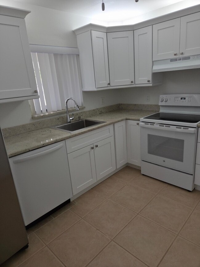 Building Photo - 3372 Perimeter Dr