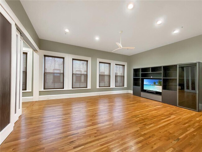 Building Photo - 300 Wall St