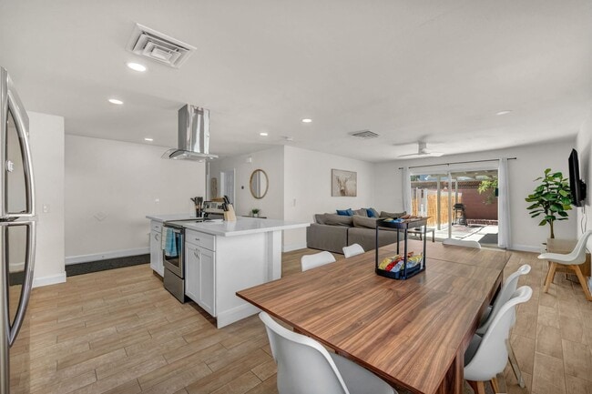 Building Photo - Spacious Furnished 5 Bed / 2 Bath Single Family Home with Private Pool in Las Vegas