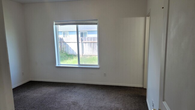 Building Photo - * MOVE IN SPECIAL* 1/2 OFF 1st FULL MONTH'...