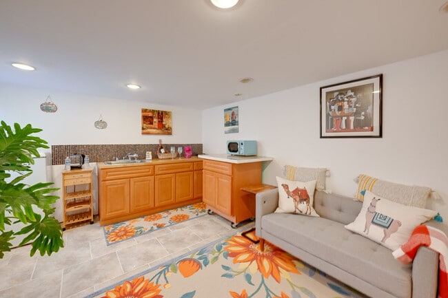 Building Photo - 1017 California Pl S