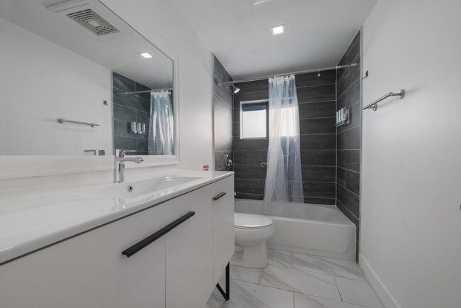 Building Photo - 836 SW 13th Ct