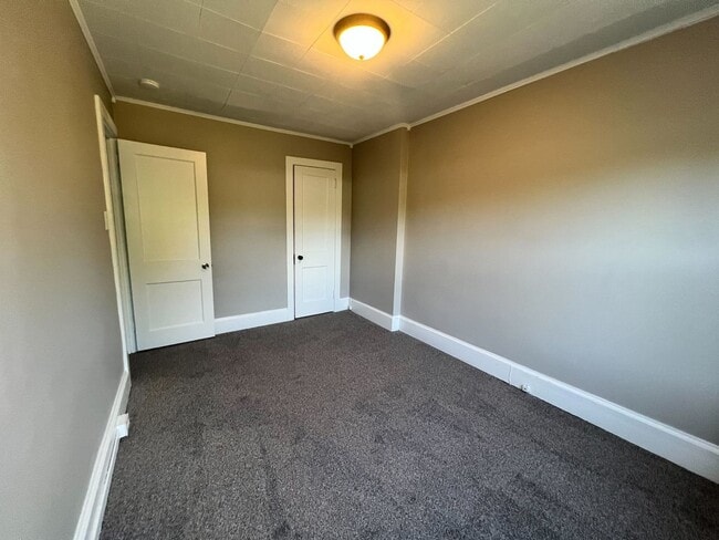 Building Photo - 2 Bedroom 1 bathroom Renovated town home!