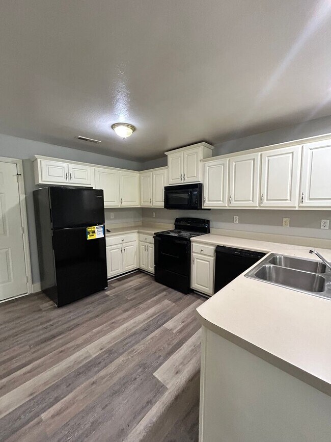 Building Photo - Charming 2 Bed, 1 Bath, 1 Car Garage, Covered Patio in Private Neighborhood!