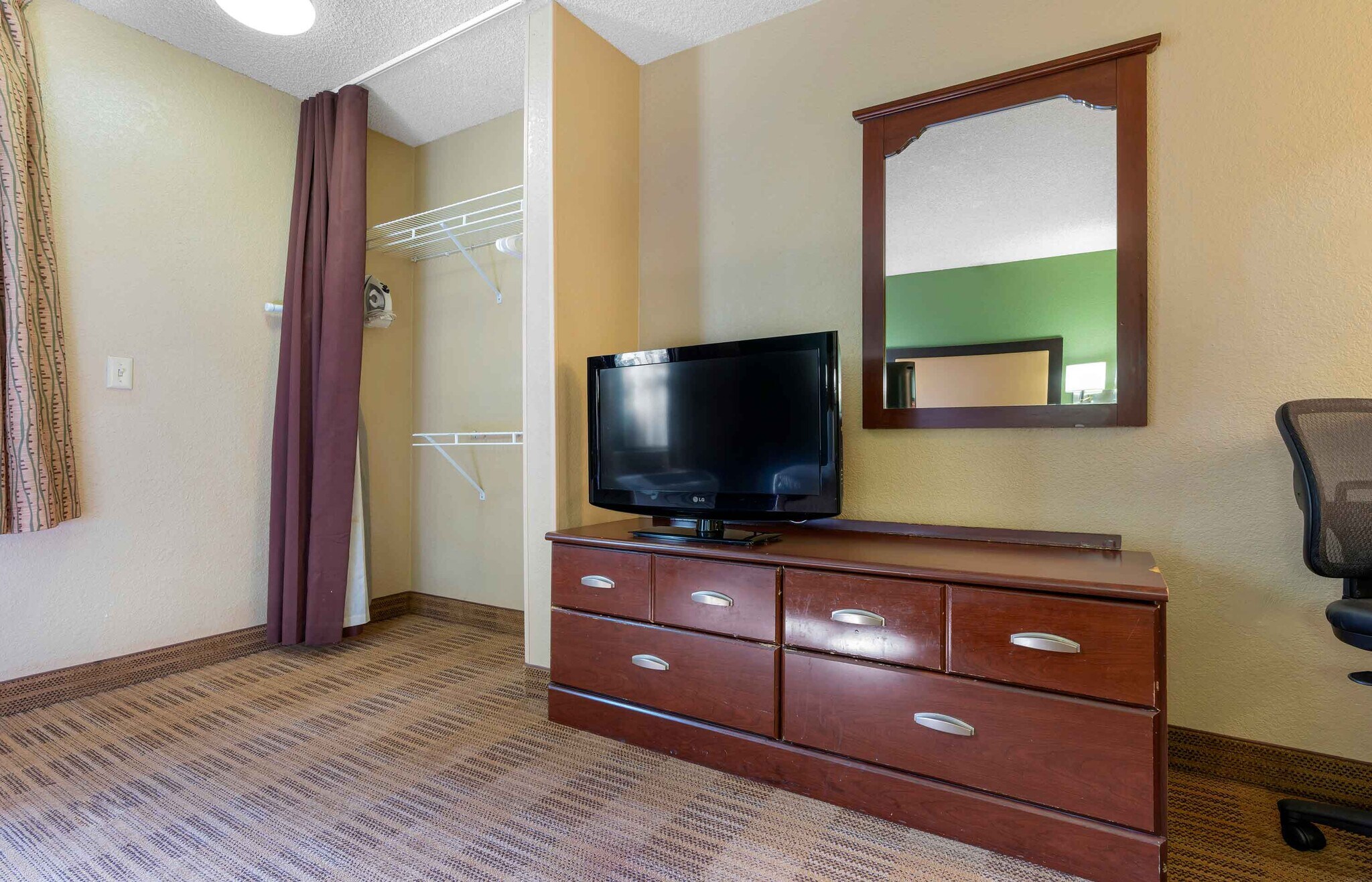Building Photo - Furnished Studio-Santa Rosa - North