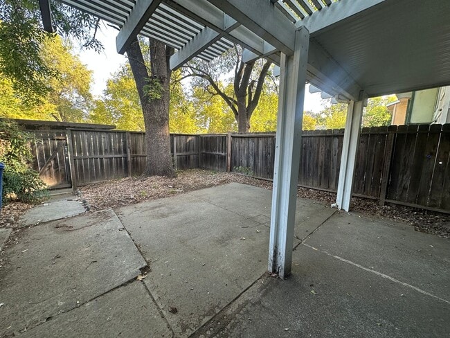 Building Photo - Updated 3 Bedroom Townhome in North Tahoe Park