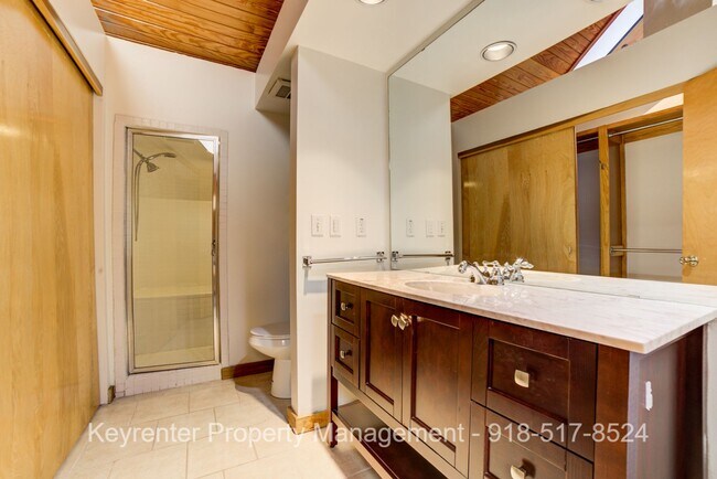 Building Photo - 2 Bed 2.5 Bath Right off Cherry Street!!