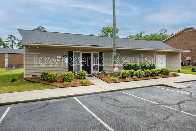 Building Photo - 5858 Century Oaks Dr