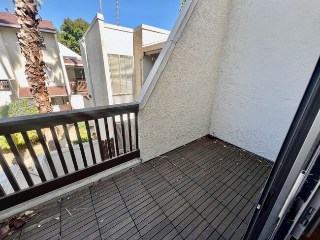 Building Photo - Updated 2 bedroom condo in a gated communi...