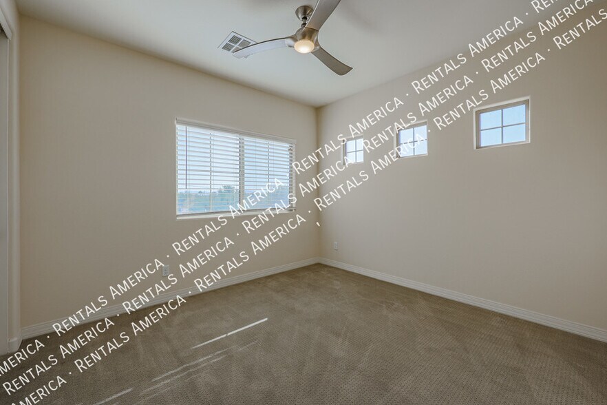 Building Photo - 2322 W Sierra Vista Dr