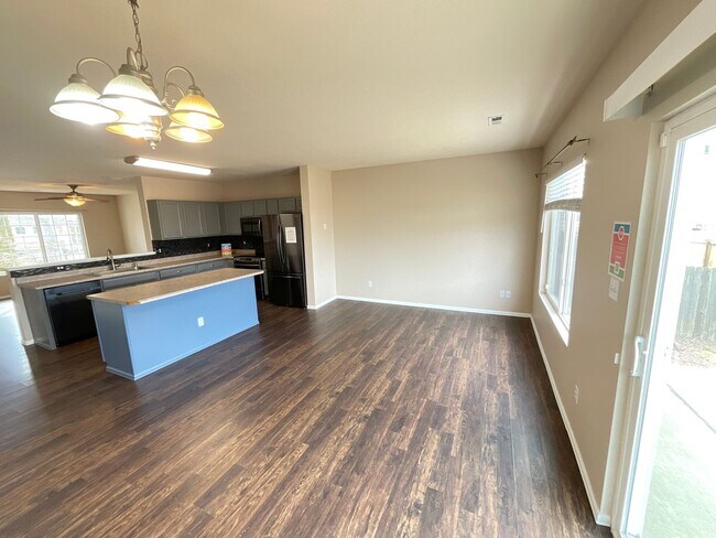 Building Photo - 3 Bedroom Home Available Near N Powers Blvd & Dublin Blvd!