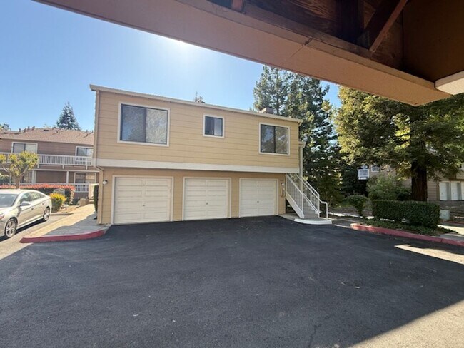 Building Photo - Renovated 2-Bedroom Condo in Martinez