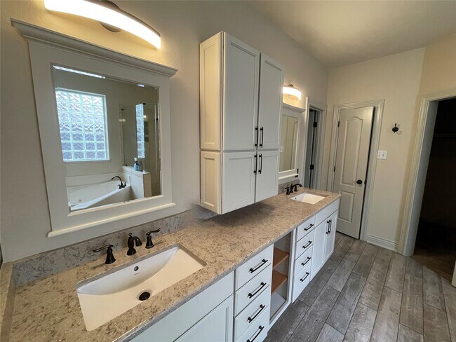 Building Photo - 1759 Lakeside Enclave Dr