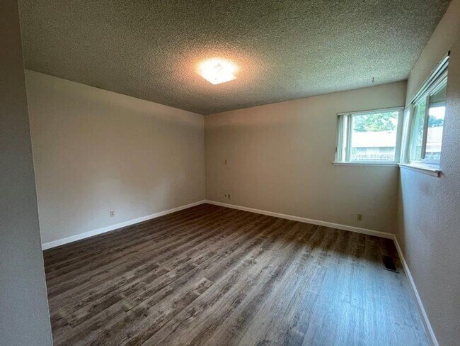 Building Photo - Desired Greenhaven 4 Bedroom