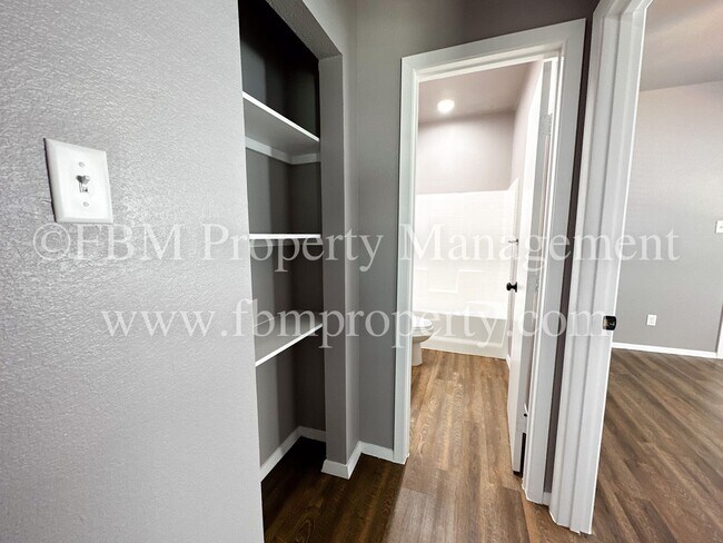 Building Photo - 427 Jannie St