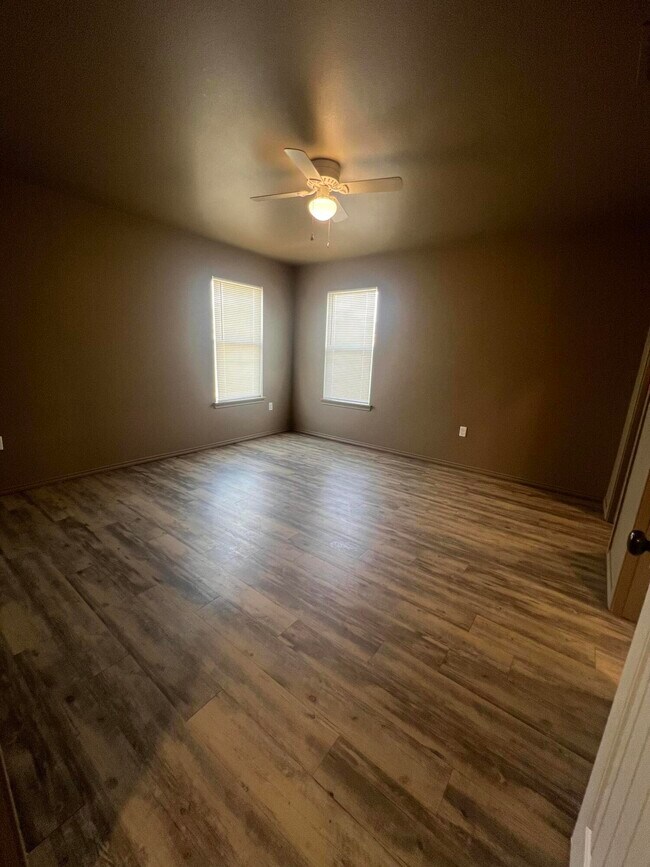 Building Photo - 1505 E 6th St