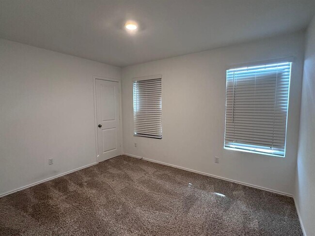 Building Photo - 1140 Cattail Ln