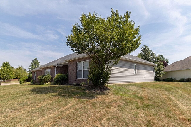 Building Photo - 2303 Roslyn Ct