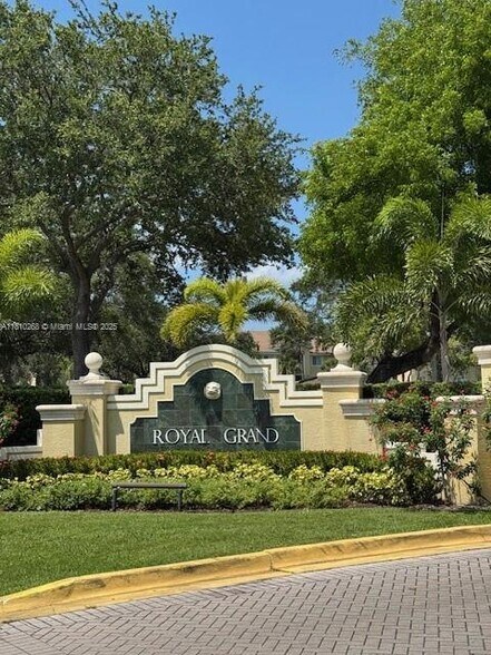 Primary Photo - 2640 S University Dr