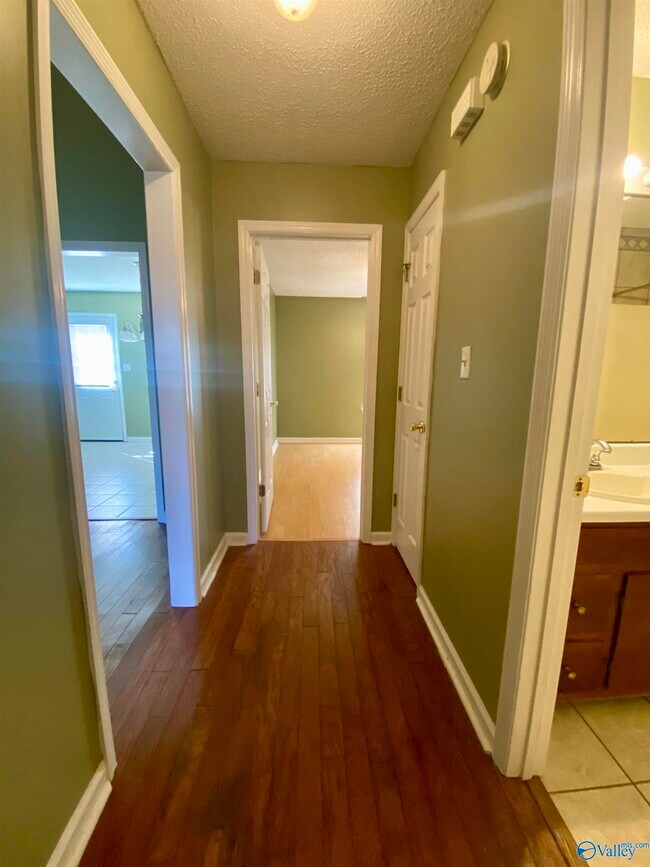 Building Photo - 242 Comet Dr