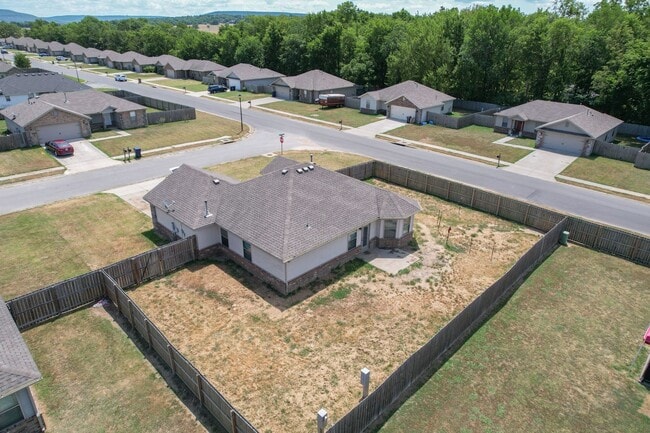 Building Photo - 3 Bedroom 2 bath in Prairie Grove! Corner ...