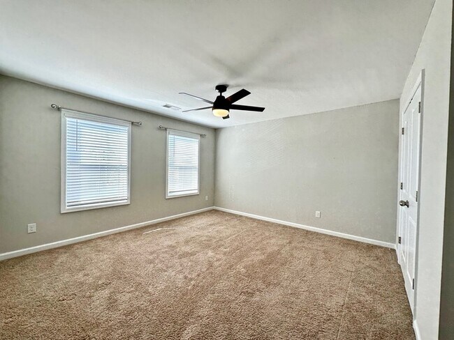 Building Photo - Beautiful 4 bedroom, 3 bath townhome end u...
