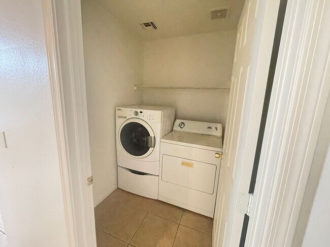 Building Photo - Fresh paint 3 Bedroom, 2 baths very low maintenance home