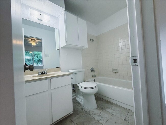 Building Photo - 9906 Hundred Oaks Cir