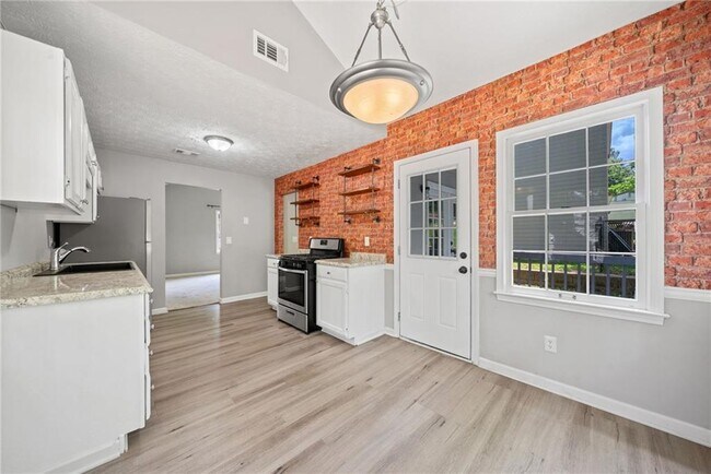Building Photo - 5590 Princeton Oaks Dr