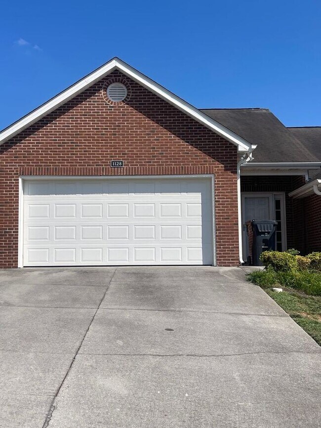 Building Photo - 3 bed, 2 bath, 2 car garage townhouse w/ bonus room in West Knoxville