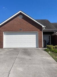 Building Photo - 3 bed, 2 bath, 2 car garage townhouse w/ bonus room in West Knoxville