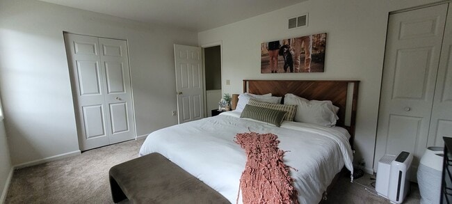 Building Photo - 3 Bedroom 1.5 bathroom townhome-Eastpointe...