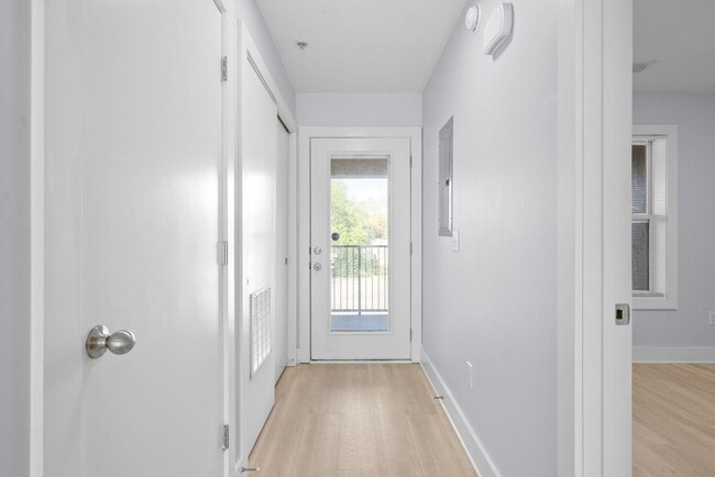 Building Photo - Beautiful 2 Bedroom Condo For Rent Near APSU!