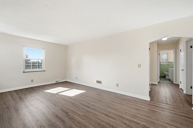 Building Photo - Charming Covedale Duplex