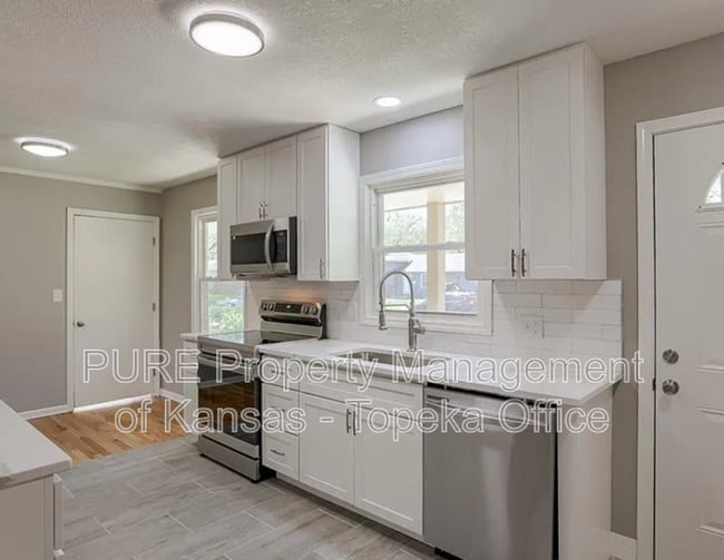 Building Photo - 9917 Flora Ave