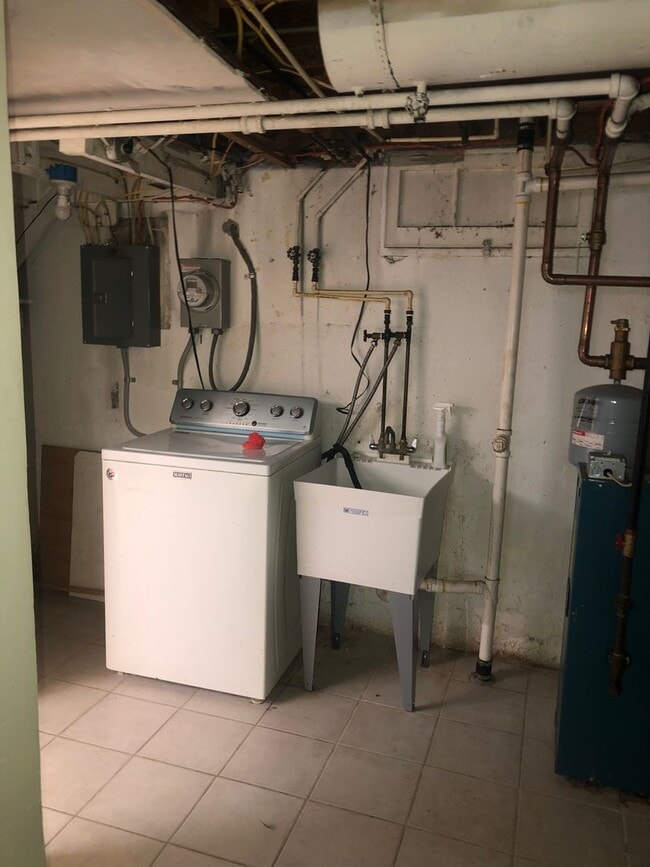 Building Photo - 3 bedroom 1.5 bathroom in Baltimore Voucher Accepted