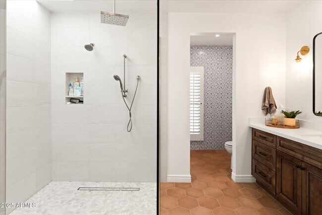 Building Photo - 1025 E Morten Ave