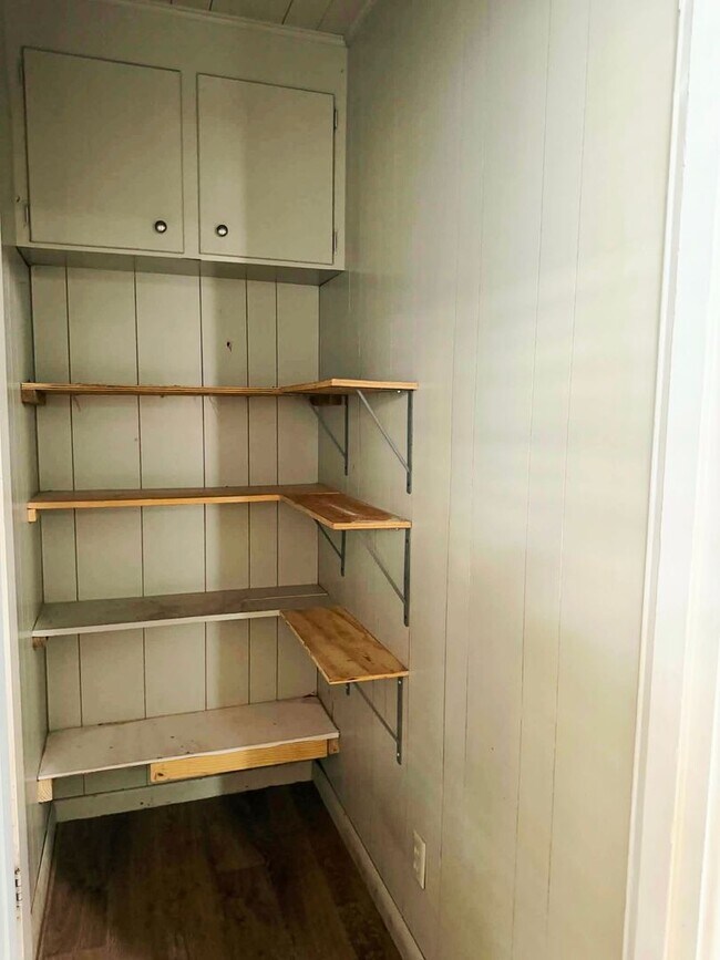 Building Photo - Adorable, Unique, and Roomy 3/2 Close to Tech! Move in Special Half off First Month!