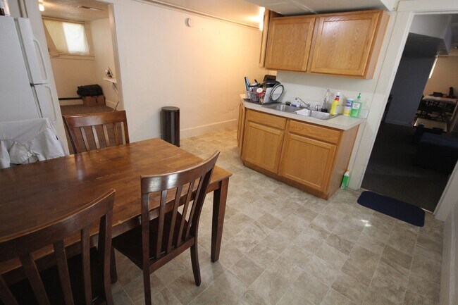 Building Photo - Chang Duplex