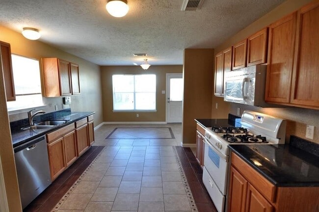 Building Photo - 21935 Hemlock Park Dr