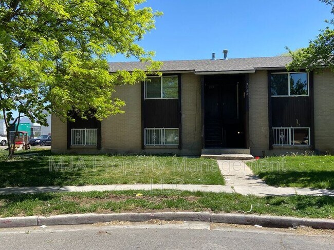 Building Photo - 2523 S Lakecrest Dr