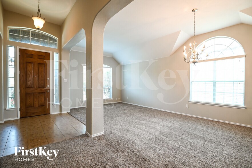 Building Photo - 824 Trailwood Dr