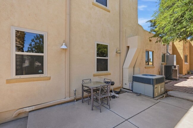 Building Photo - 934 N Campbell Ave