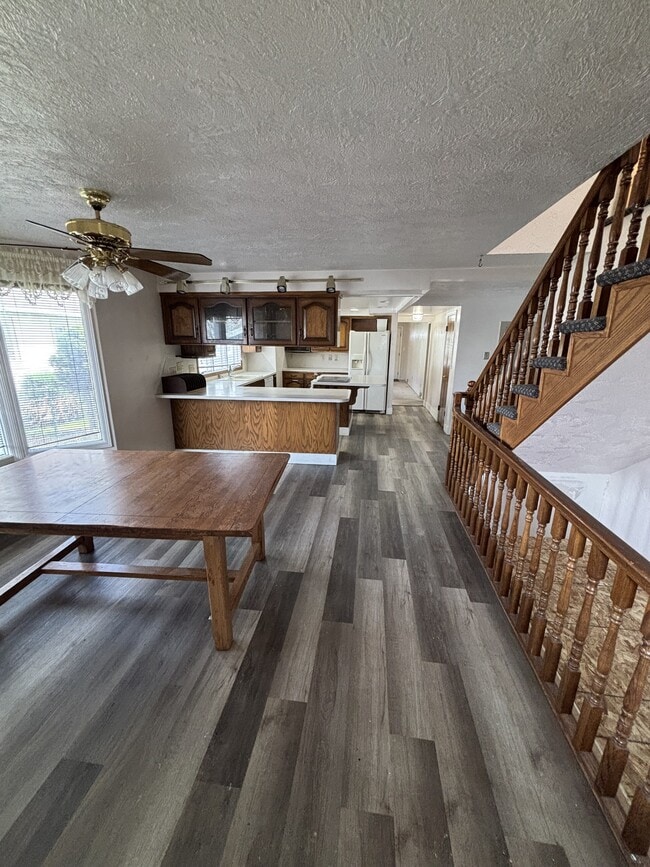 Building Photo - 187 E 5th St