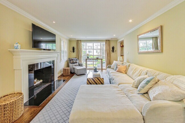 Building Photo - COMING SOON - Stunning 4 bed + 2 full & 2 1/2 bath Classic in NW DC